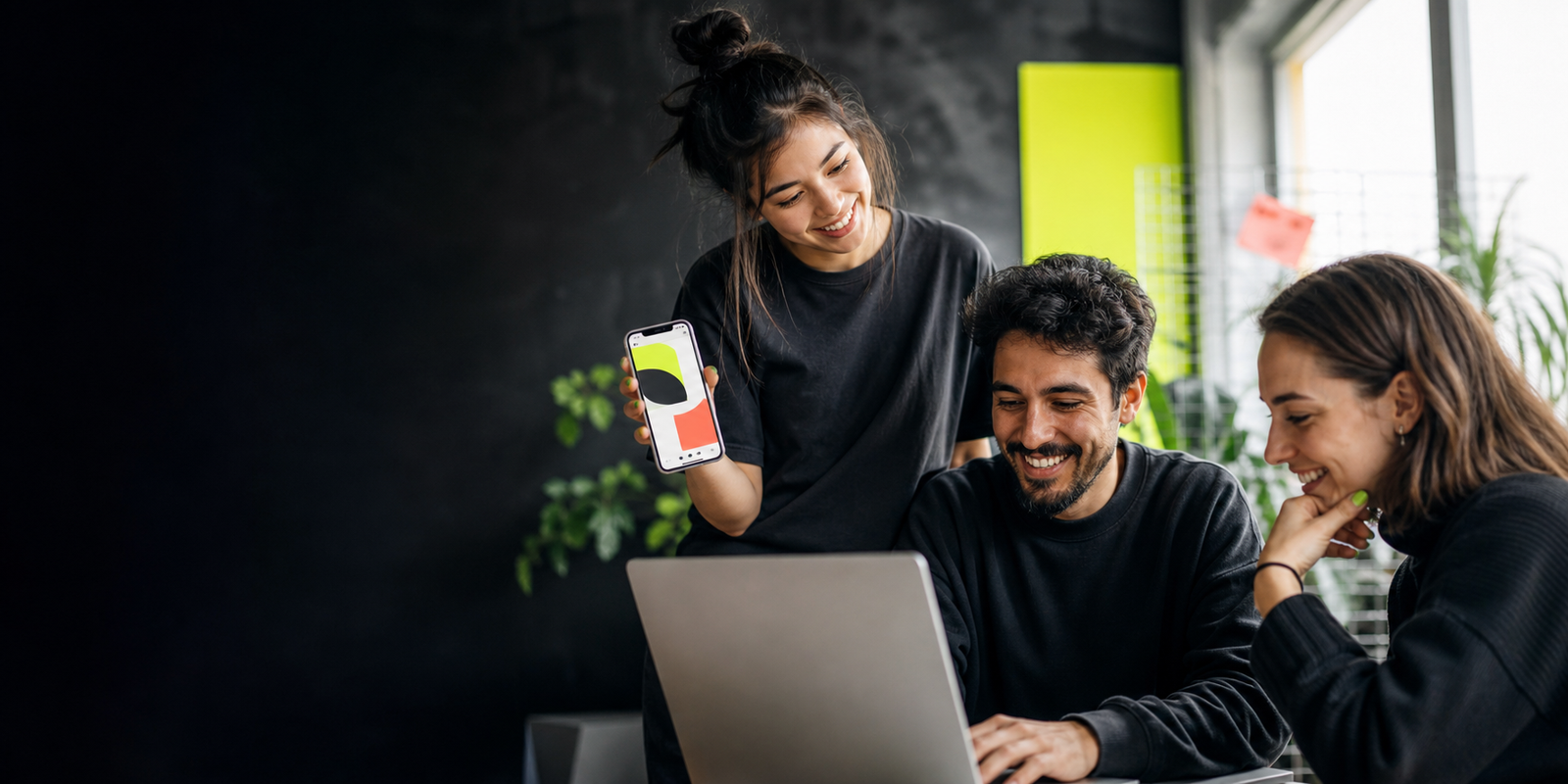 Equipo creativo trabajando en una web